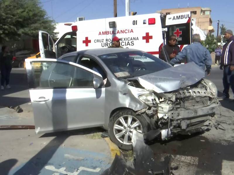 Choque deja cinco lesionados en calle Comonfort