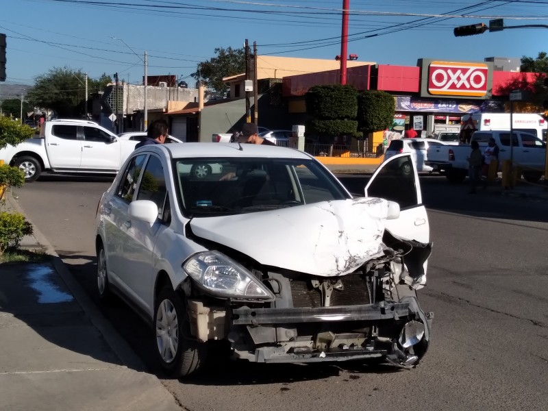 Choque deja cuantiosos daños materiales