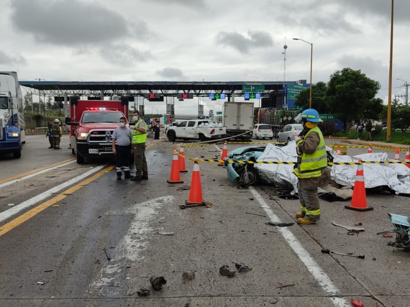 Choque deja cuatro muertos en caseta de Jalostotitlán