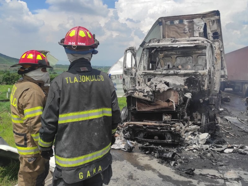 Choque e incendio de dos tráileres en el Macrolibramiento