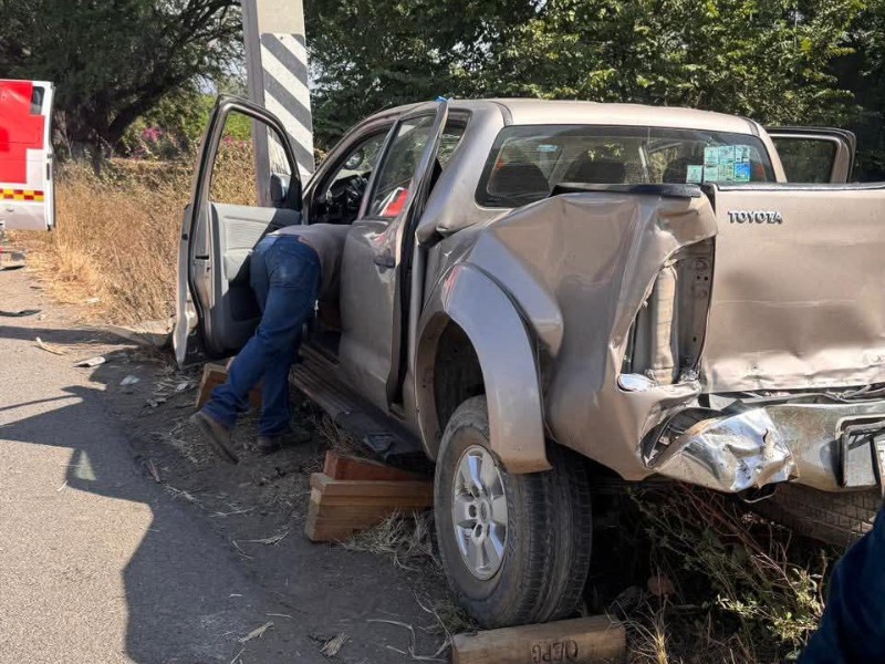 Choque en autopista deja dos adultos mayores lesionados
