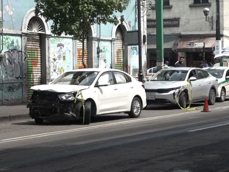 Choque en centro de Toluca: autobús y dos vehículos involucrados