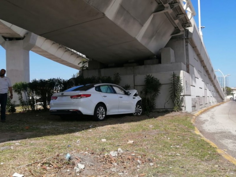 Choque en distribuidor vial de La Boticaria