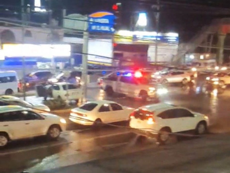 Choque en El Limón provoca caos vial nocturno