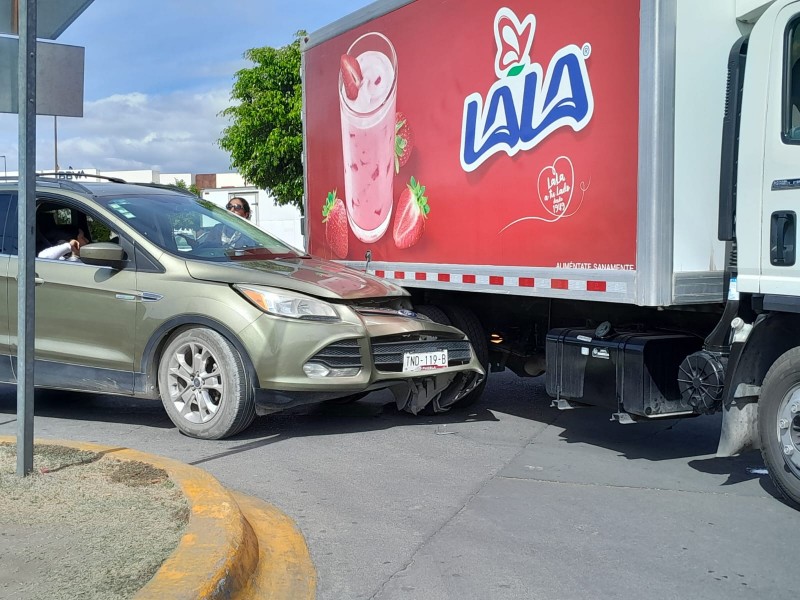 choque en estacionamiento de plaza comercial