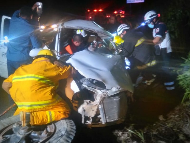 Choque en la Tuxpan-Tampico; conductor queda prensado