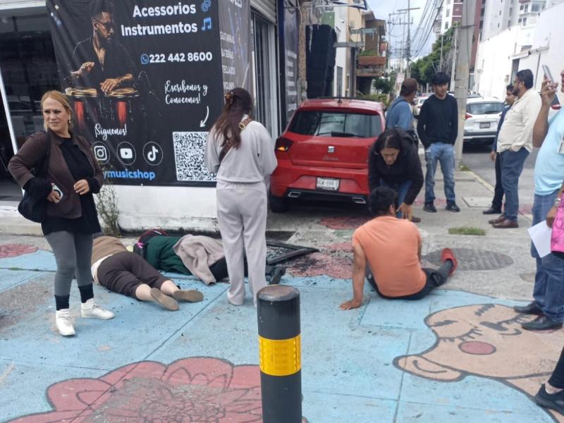 Choque en Puebla deja tres lesionados y automóvil impacta establecimiento comercial
