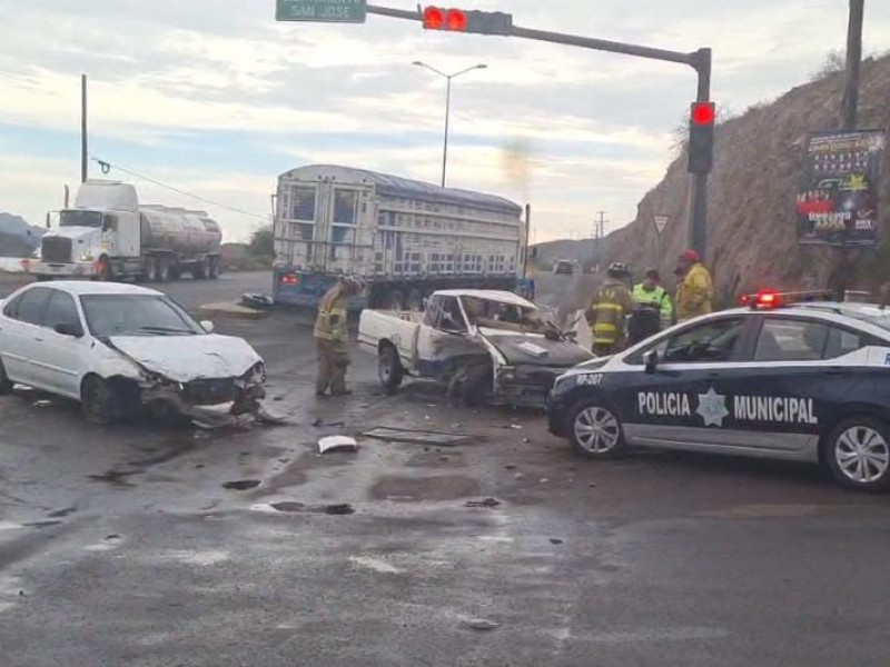 Choque en semáforo de San Judas, corta preferencia