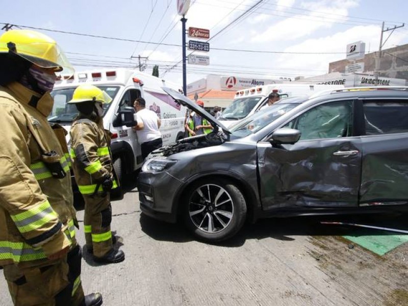 Choque entre ambulancia y particular deja dos lesionados