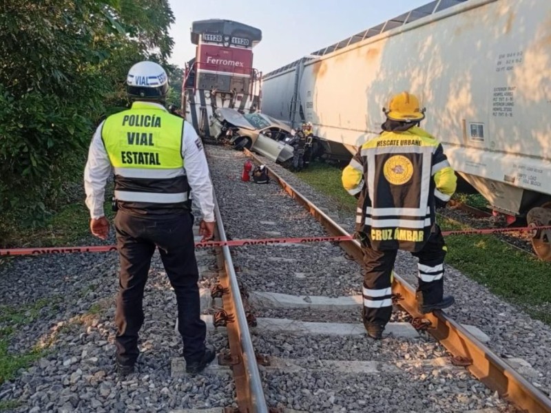 Choque entre auto y locomotora deja dos personas fallecidas en Tuxtepec