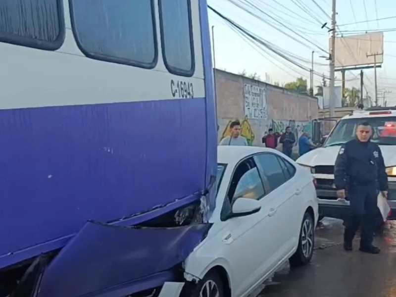 Choque entre auto y Ruta Morados en Esteban de Antuñano