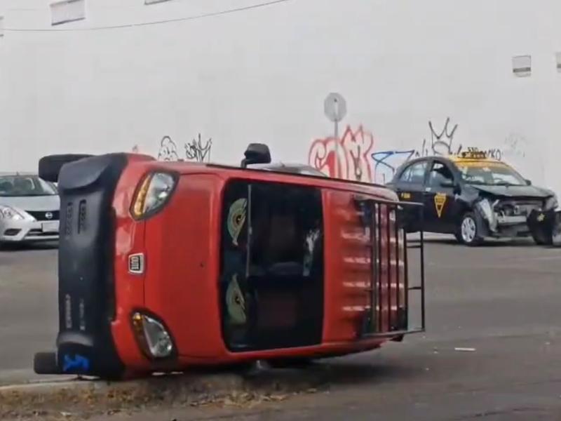 Choque entre auto y taxi provoca volcadura