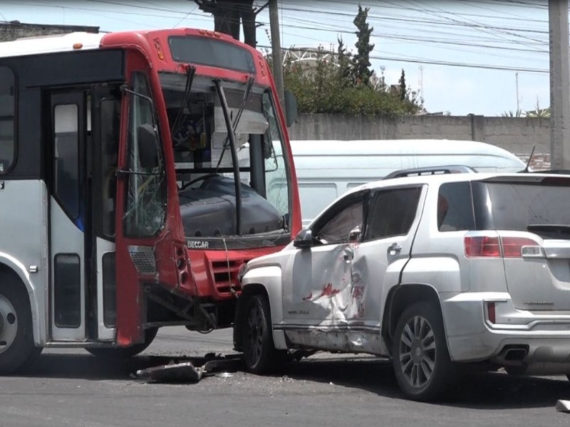 Choque entre autobús y camioneta complica transito en Toluca