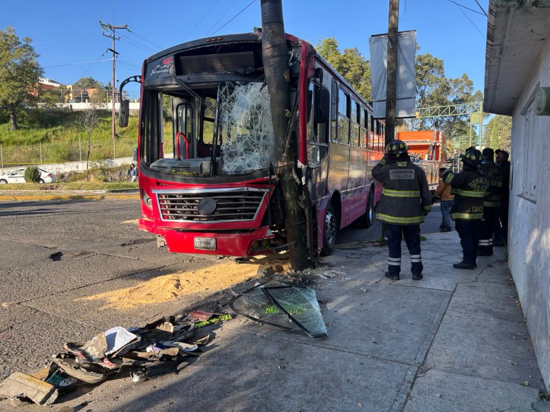 Choque entre autobús y taxi dejó 15 lesionados en Toluca