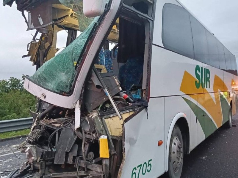 Choque entre autobús y tráiler deja 16 heridos; salieron de Chilpancingo