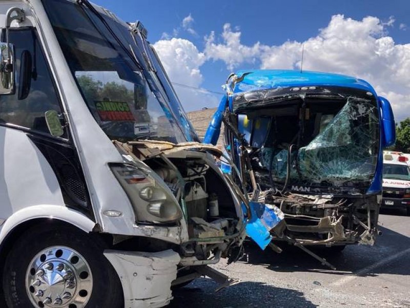 Choque entre autobuses en la México-Pachuca deja 20 lesionados