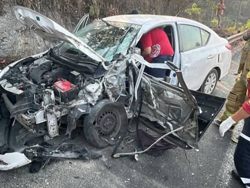 Choque entre automóvil y tráiler deja a una mujer lesionada