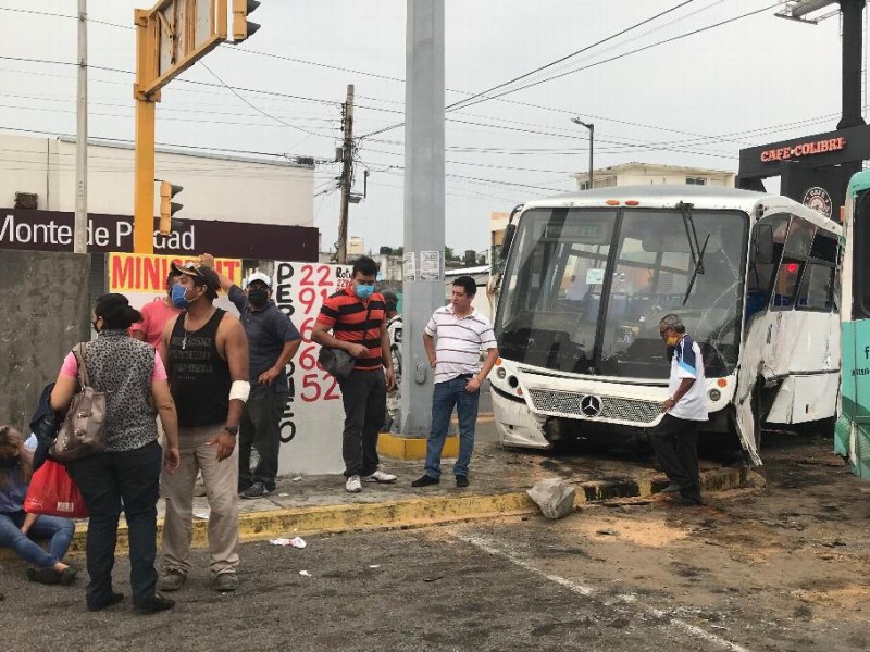 Choque entre camiones deja 30 lesionados en Veracruz