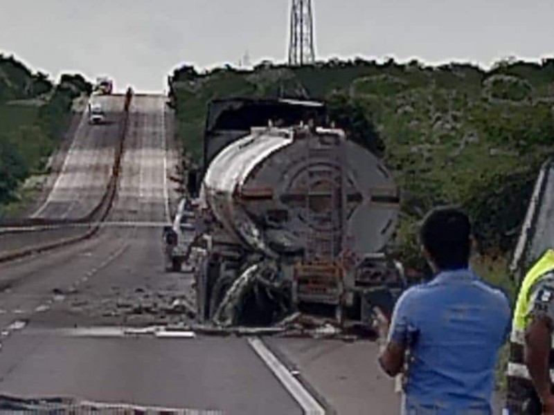 Choque entre camiones deja 2 muertas en la Mazatlán-Culiacán