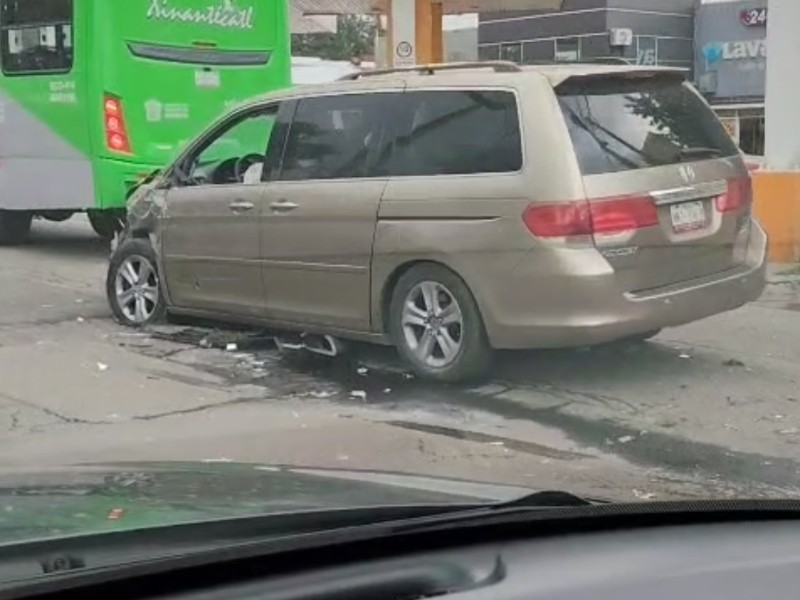 Choque entre camioneta y camión en Adolfo López Mateos