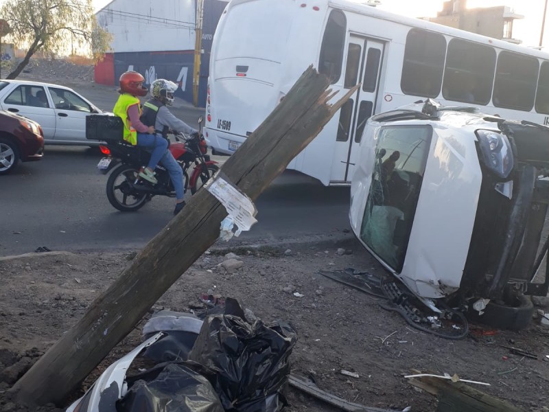 Choque entre dos autobuses deja 8 lesionados.