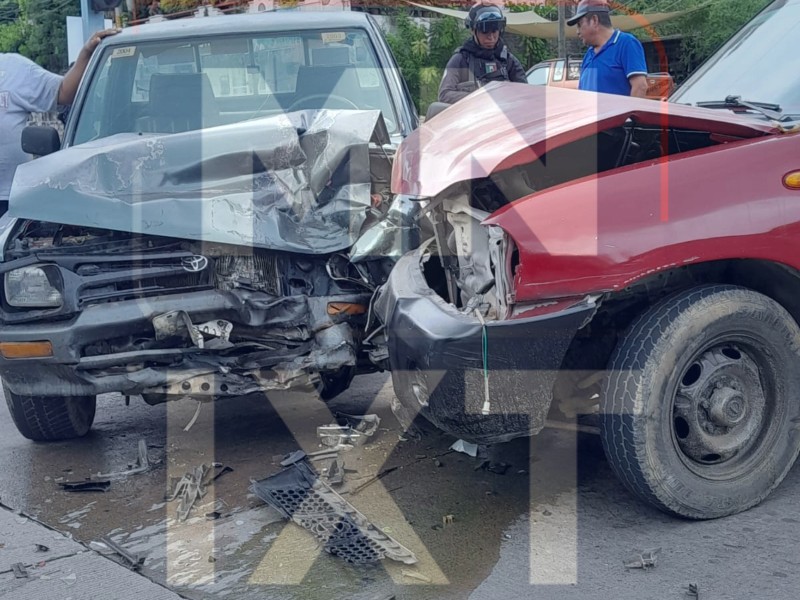 Choque entre dos camionetas en bulevar Paseo de Zihuatanejo