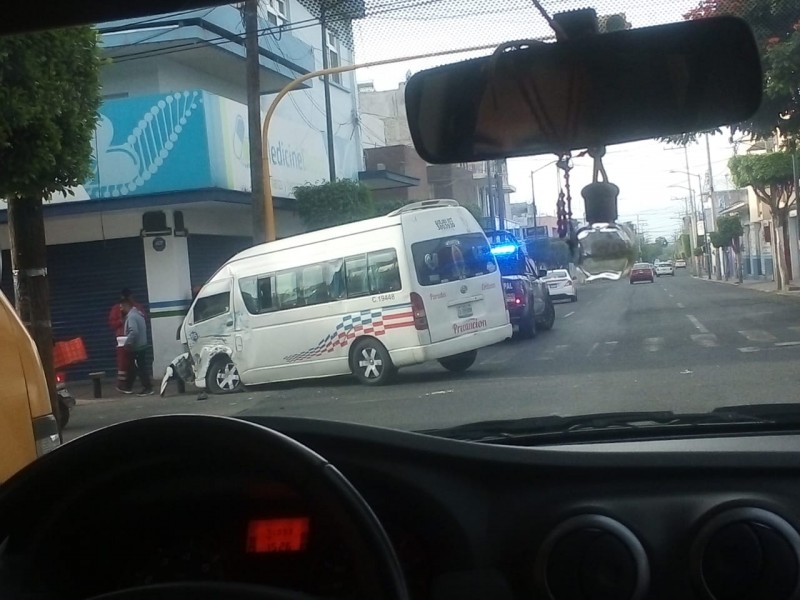 Choque entre dos colectivas del transporte público dejó lesionados