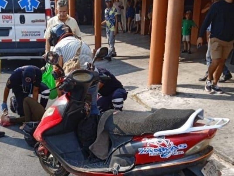 Choque entre dos motocicletas deja mujer lesionada y daños materiales