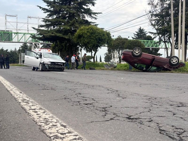 Choque entre dos vehículos en la Toluca-Atlacomulco dejó carga vehicular