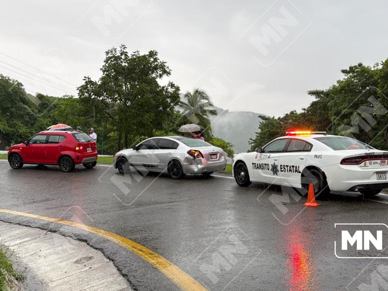 Choque entre dos vehículos deja daños materiales en bulevar Ixtapa