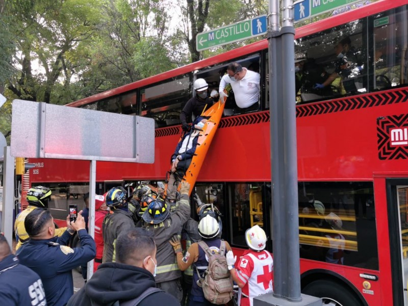 Choque entre Metrobús y autobús deja 60 lesionados