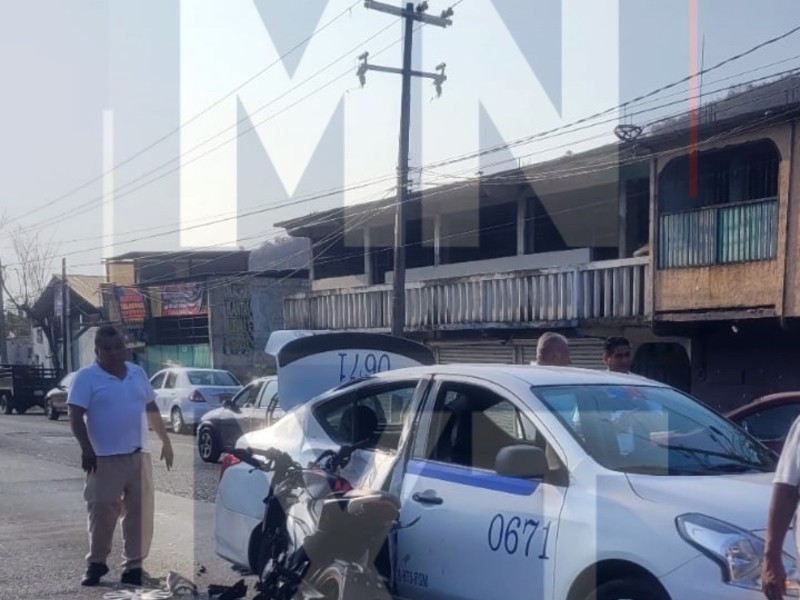 Choque entre moto y taxi deja un lesionado en Zihuatanejo | Meganoticias