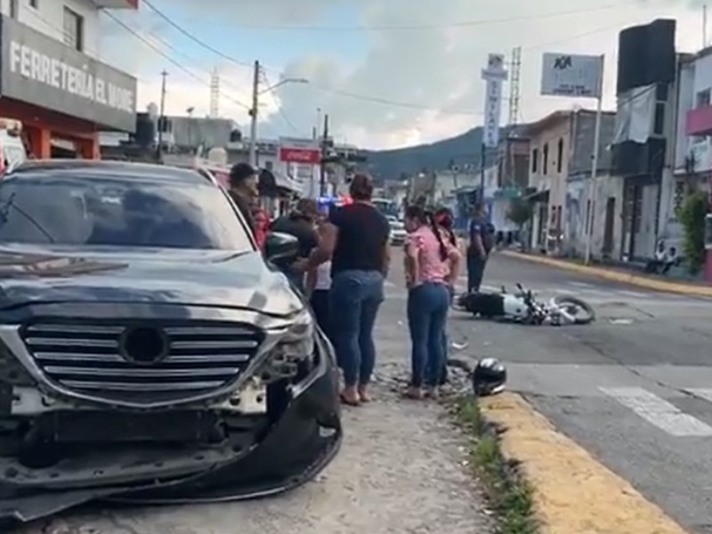 Choque entre motocicleta y camioneta deja 2 heridos en Xalisco