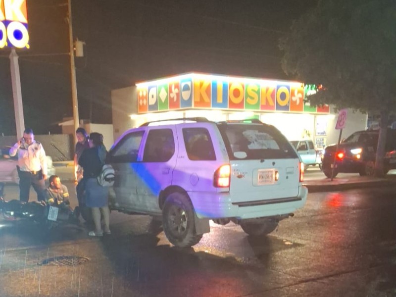 Choque entre motocicleta y vehículo deja un lesionado en Guasave