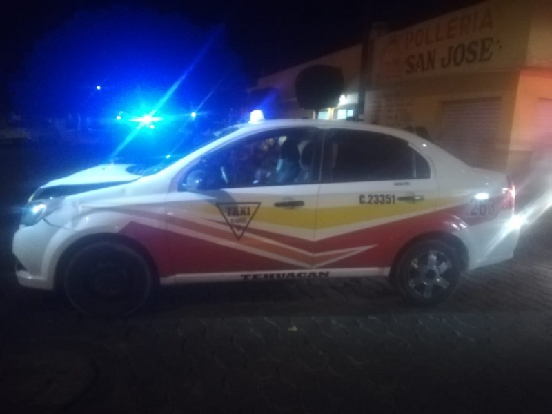 Choque entre taxi y auto dejó una lesionada