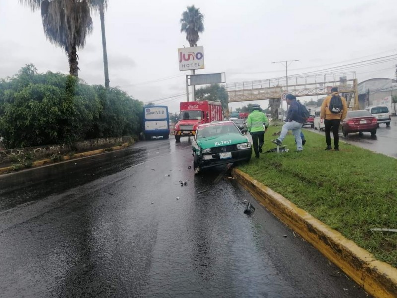 Choque entre taxi y autobús bloqueo bulevar Xalapa-Banderilla