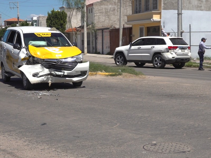 Choque entre taxi y camioneta en Durango deja solo daños materiales