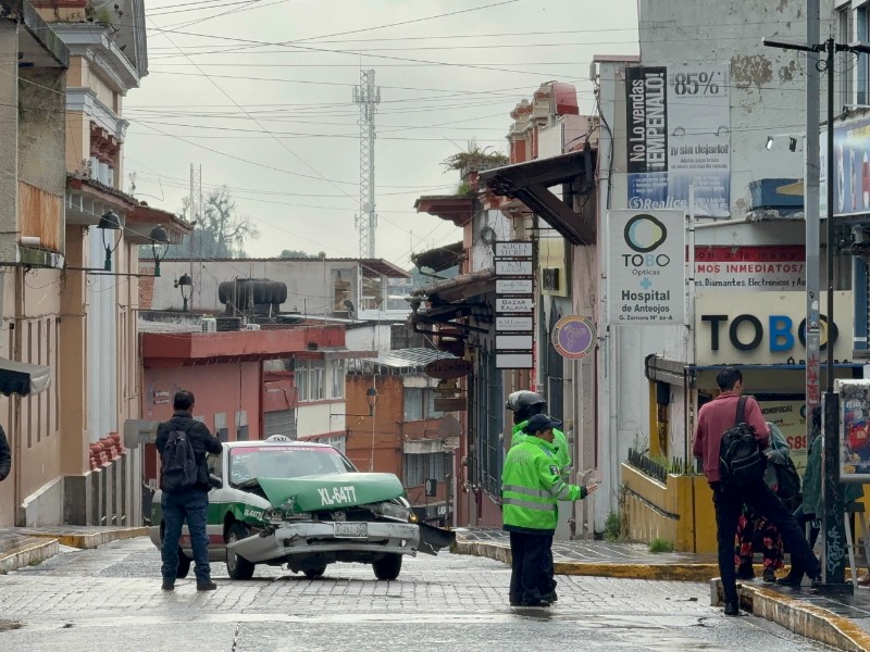 Choque entre taxi y particular complica vialidad en el centro de Xalapa
