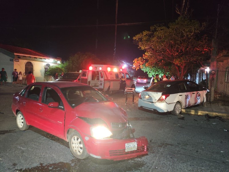 Choque entre taxi y vehículo deja dos personas lesionadas Ixtepec