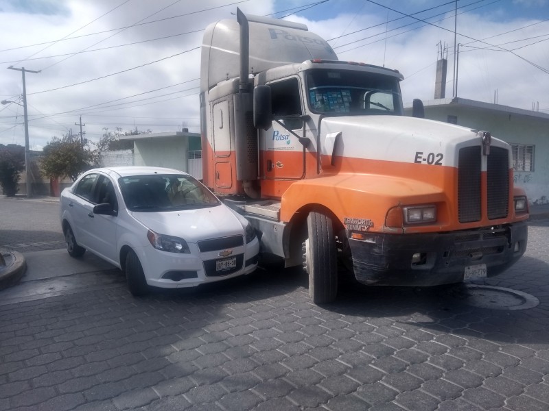 Choque entre tráiler y auto deja daños materiales