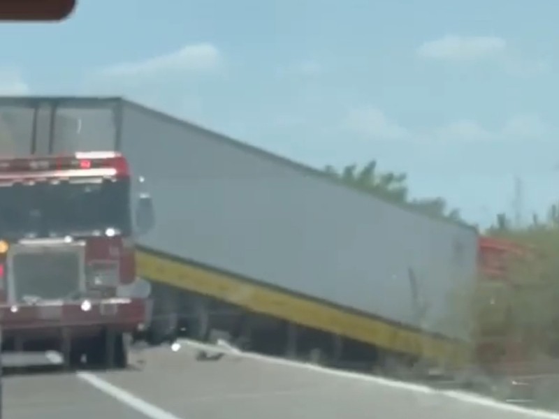 Choque entre tráiler y automóvil en la transpeninsular deja heridos graves