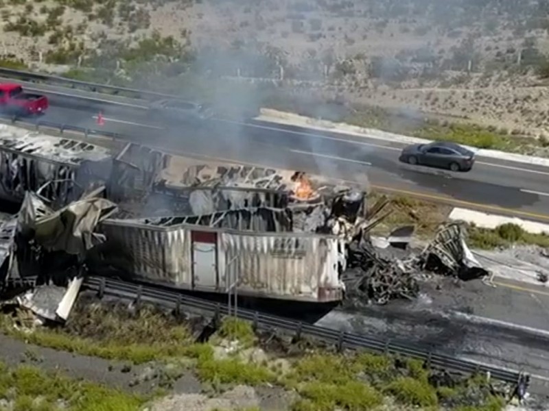 Choque entre tráilers desquicia a la carretera Torreón-Saltillo