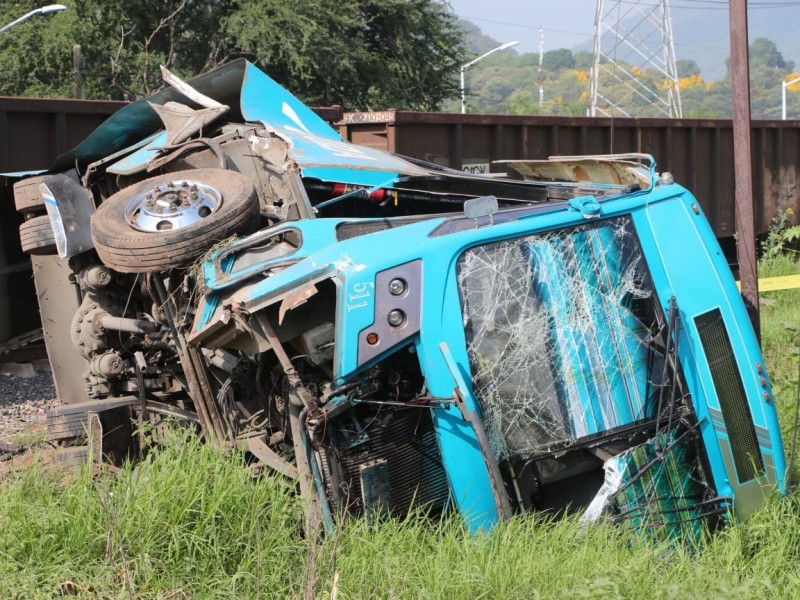 Choque entre transporte de personal y tren deja un muerto