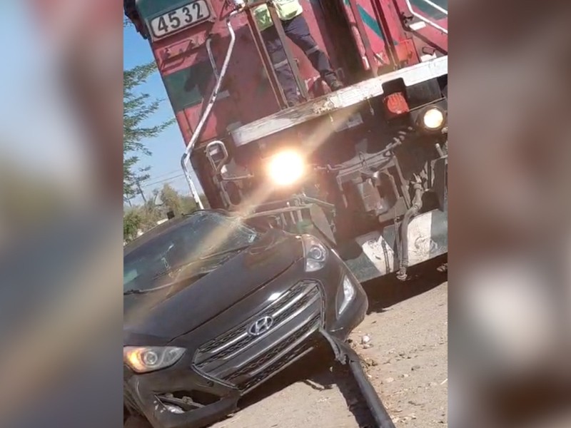 Choque entre tren de carga y vehículo