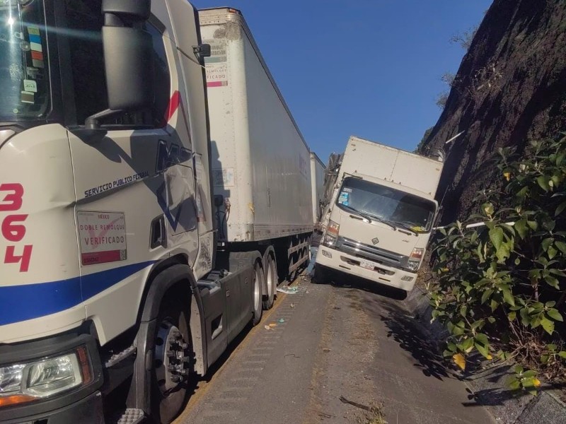 Choque entre unidades de carga colapsa la autopista Esperanza-Cd. Mendoza