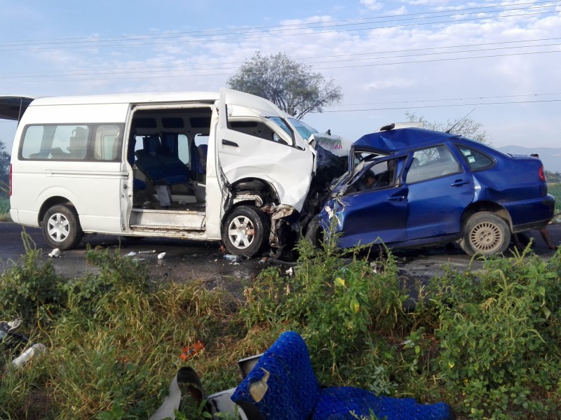 Choque frontal dejó un muerto y doce lesionados