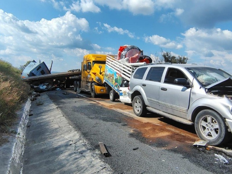 Choque múltiple deja 23 lesionados en la autopista Guadalajara - México