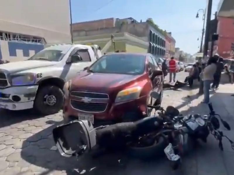 Choque múltiple en Puebla deja dos personas lesionadas y daños materiales