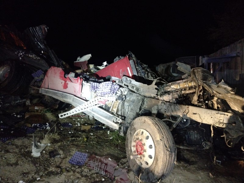 Choque por alcance de vehículos de carga deja 2 lesionados
