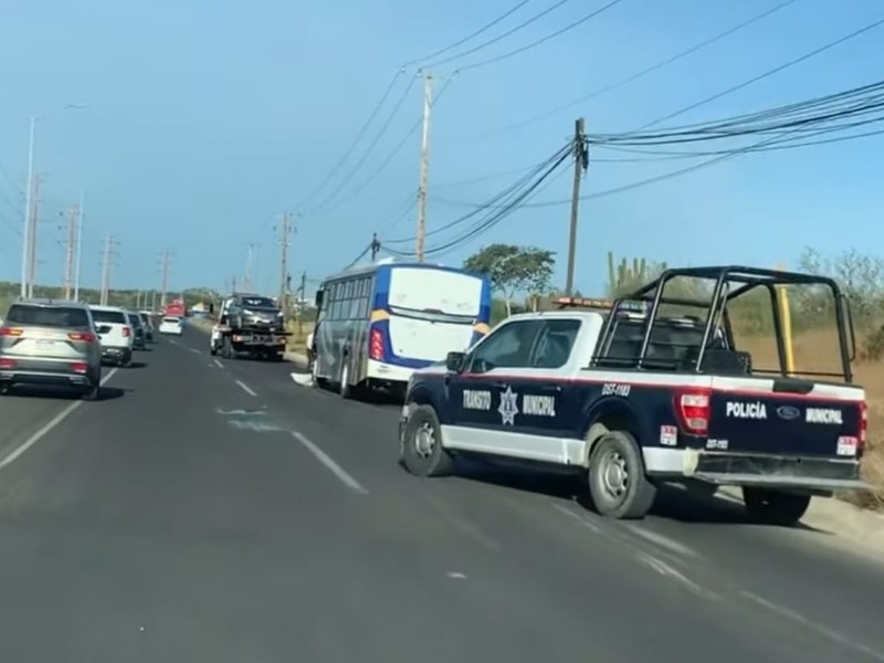 Choque por alcance entre autobús y automóvil